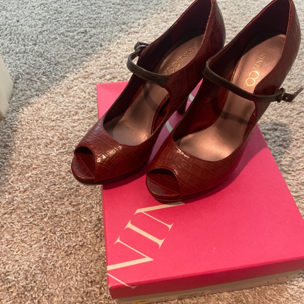 Shoes - Picture 4 of 5